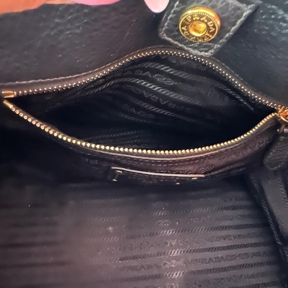 💯Authentic Prada in great condition (crossbody) - Picture 10 of 12